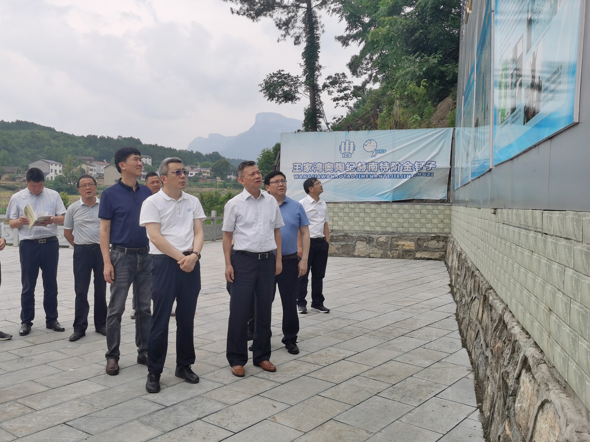 胡道银与宜昌市委书记王立市长马泽江会面交流到我队调研