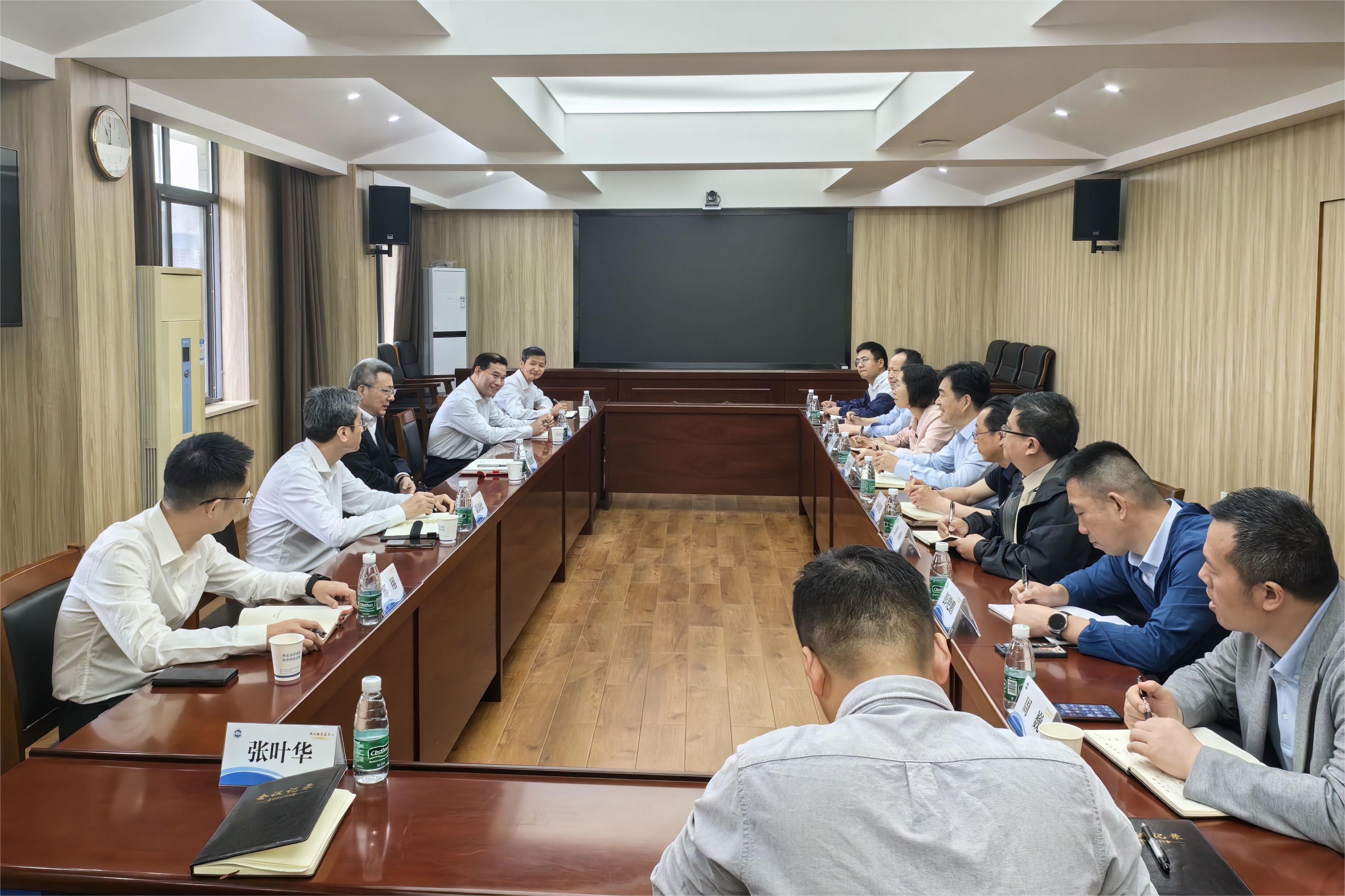 全面探讨政治路线是非问题